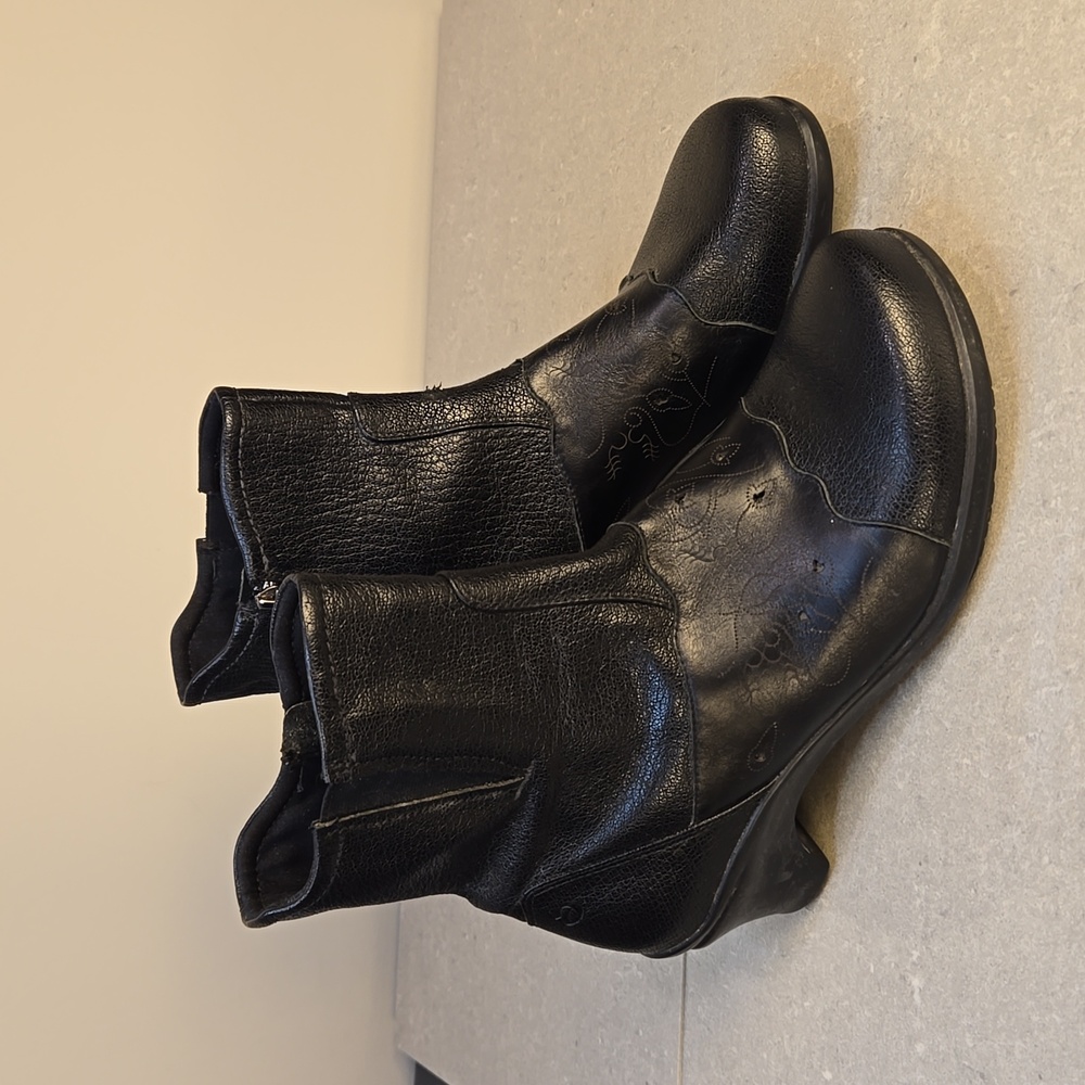 Aravon black leather western style ankle boots booties low heel, size 8.5